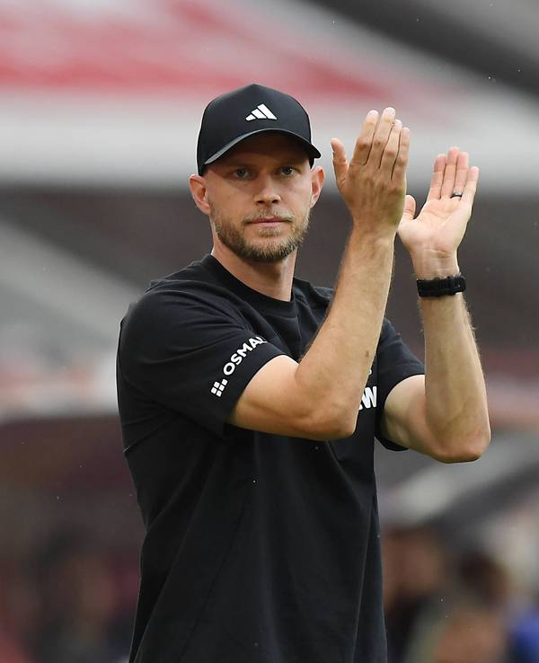 Trainer René Wagner (1. FC Köln) steht an der Seitenlinie und klatscht in die Hände beim Auftaktsieg in der Bundesliga gegen Hoffenheim.