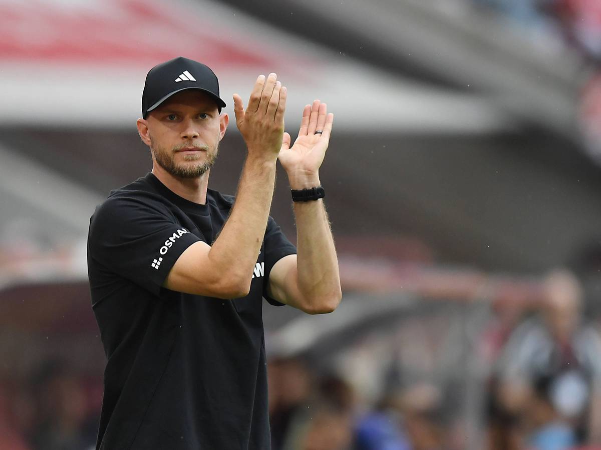 Trainer René Wagner (1. FC Köln) steht an der Seitenlinie und klatscht in die Hände beim Auftaktsieg in der Bundesliga gegen Hoffenheim.