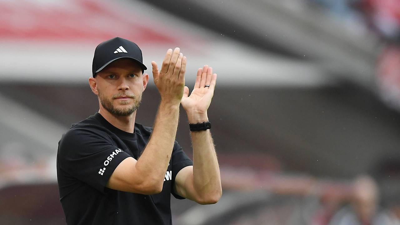 Trainer René Wagner (1. FC Köln) steht an der Seitenlinie und klatscht in die Hände beim Auftaktsieg in der Bundesliga gegen Hoffenheim.