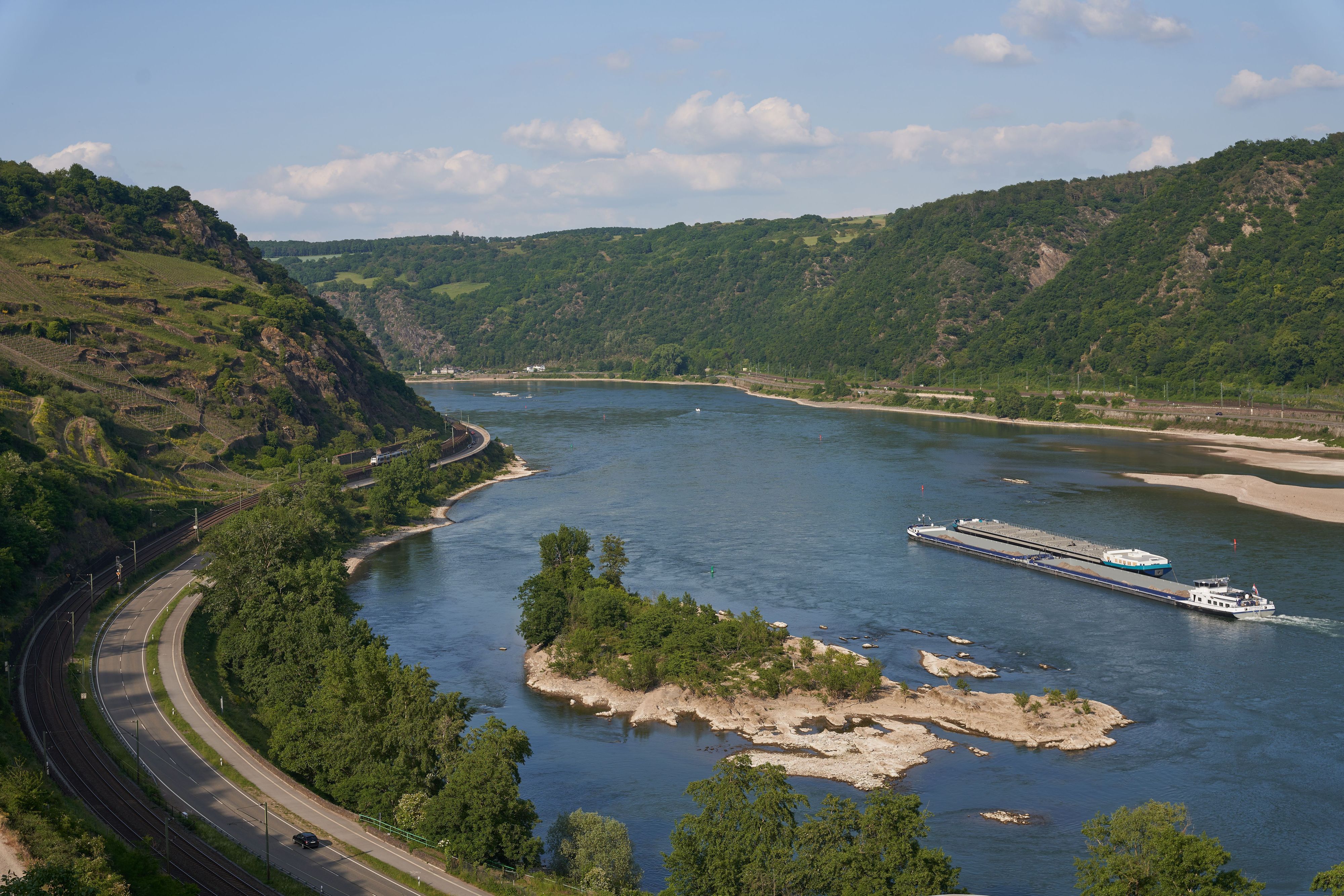 ARCHIV - 20.05.2020, Rheinland-Pfalz, Oberwesel: Der Klettersteig Oelsberg (l) am Rhein. (zu dpa: «Felssturz an der Loreley – Bundesstraße 42 voll gesperrt») Foto: Thomas Frey/dpa +++ dpa-Bildfunk +++