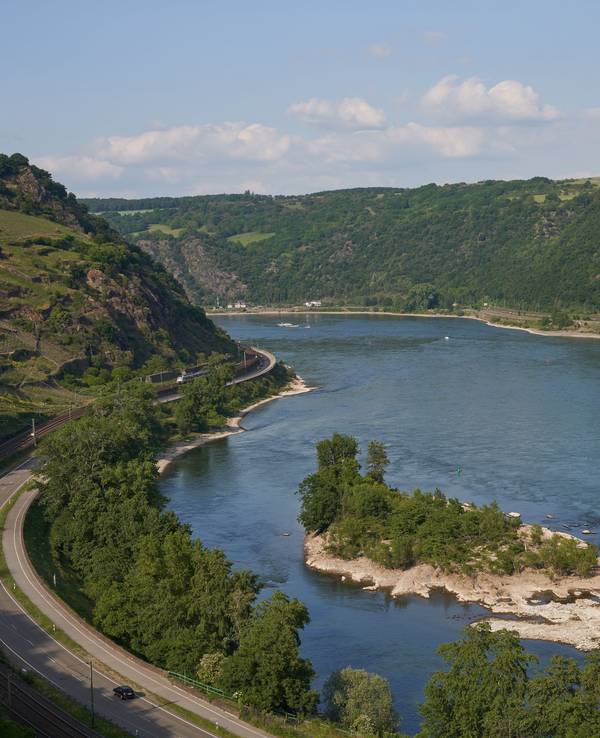 ARCHIV - 20.05.2020, Rheinland-Pfalz, Oberwesel: Der Klettersteig Oelsberg (l) am Rhein. (zu dpa: «Felssturz an der Loreley – Bundesstraße 42 voll gesperrt») Foto: Thomas Frey/dpa +++ dpa-Bildfunk +++