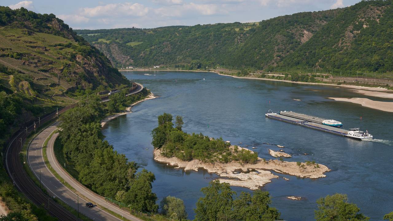ARCHIV - 20.05.2020, Rheinland-Pfalz, Oberwesel: Der Klettersteig Oelsberg (l) am Rhein. (zu dpa: «Felssturz an der Loreley – Bundesstraße 42 voll gesperrt») Foto: Thomas Frey/dpa +++ dpa-Bildfunk +++
