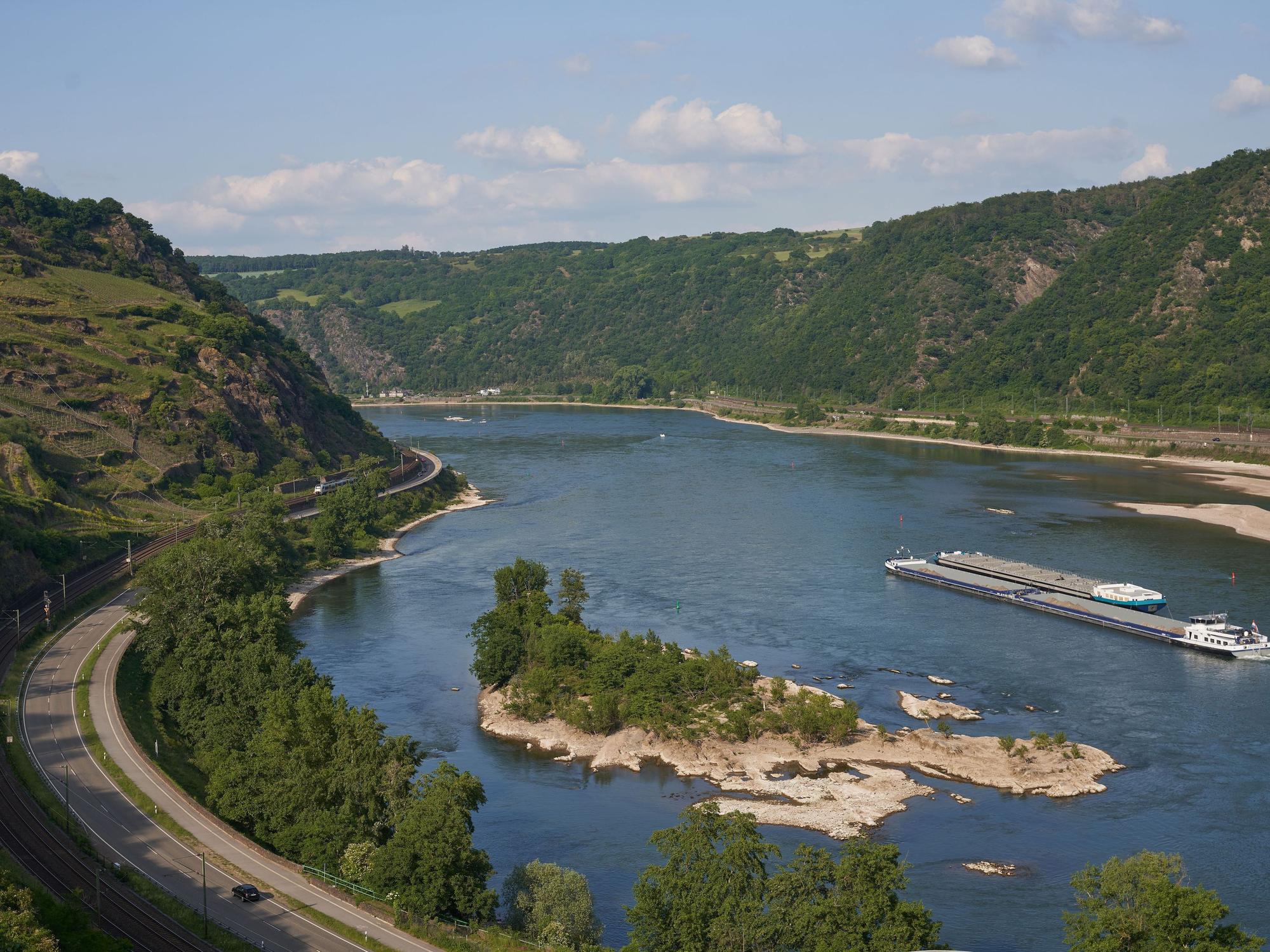 ARCHIV - 20.05.2020, Rheinland-Pfalz, Oberwesel: Der Klettersteig Oelsberg (l) am Rhein. (zu dpa: «Felssturz an der Loreley – Bundesstraße 42 voll gesperrt») Foto: Thomas Frey/dpa +++ dpa-Bildfunk +++