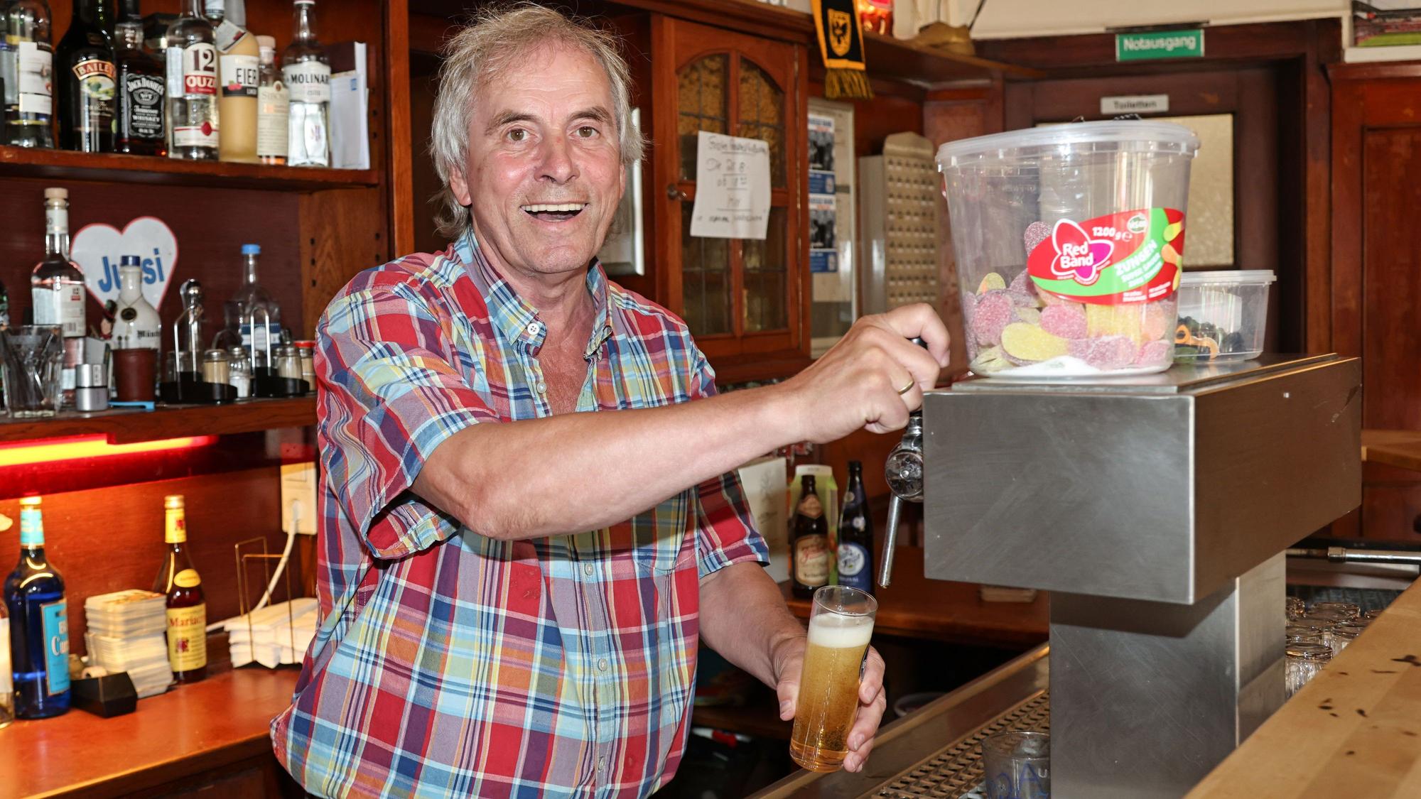 Wirt Gustav „Jussi“ Pesch steht hinter der Theke.