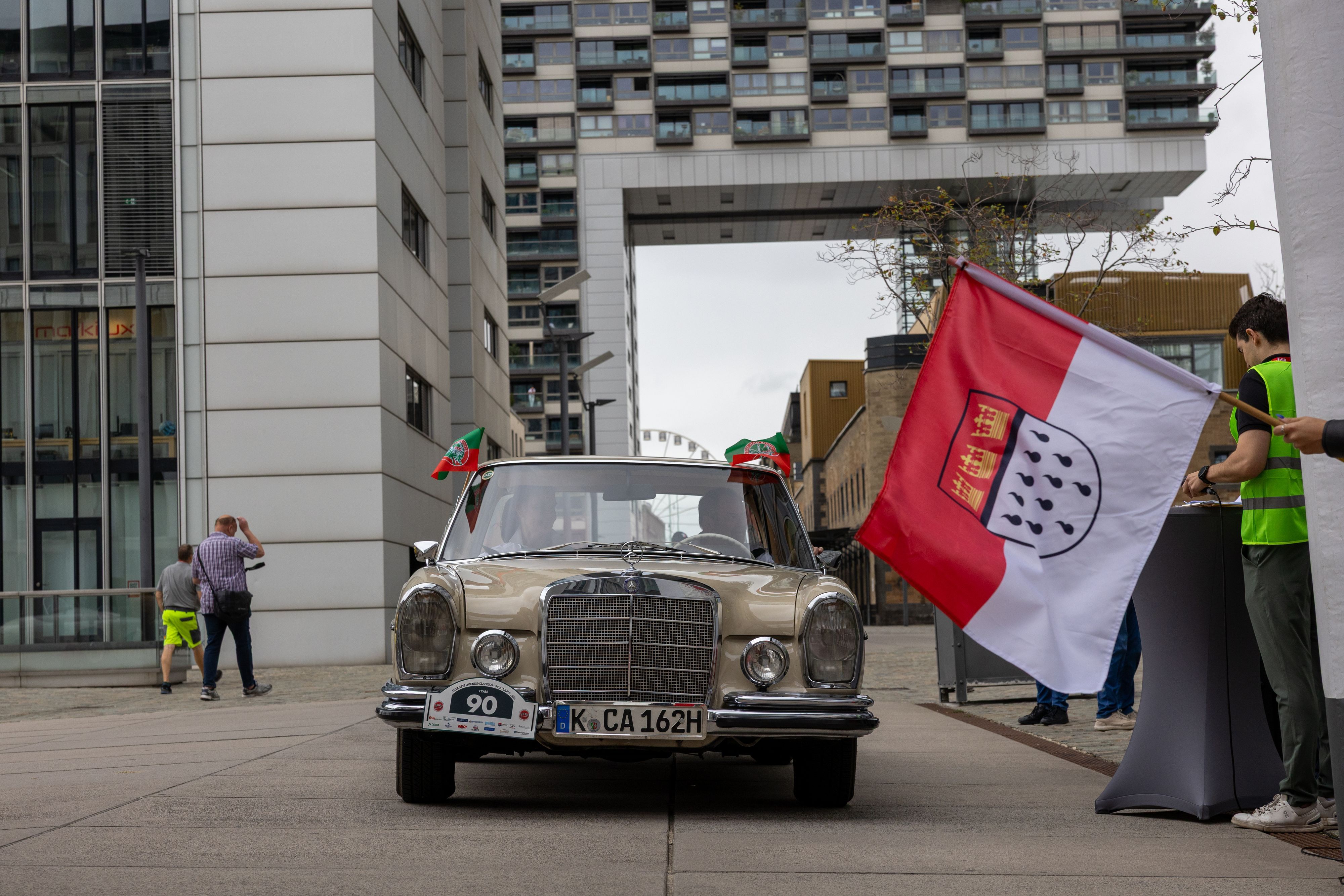 „Fastelovends Classics“ in Köln: Ein Fahrzeug steht an der Startlinie.