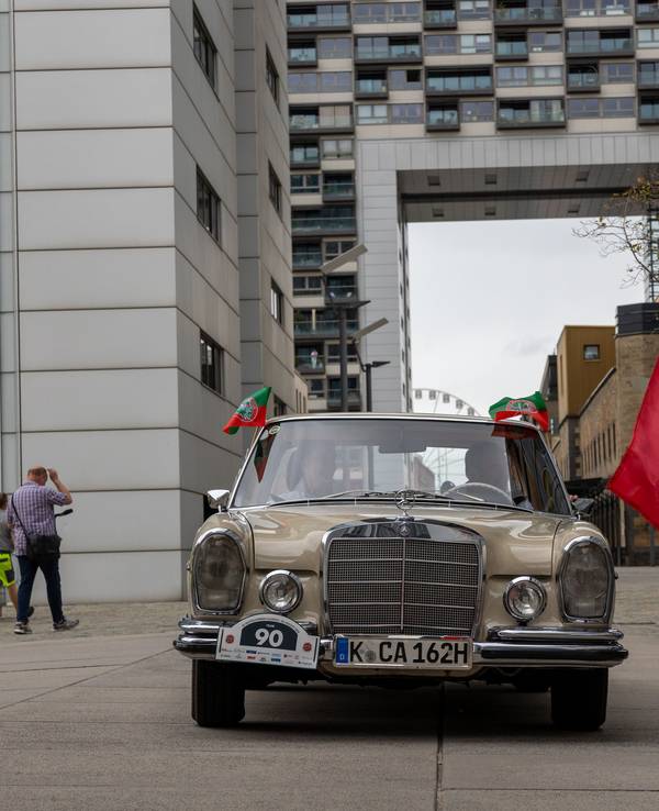 „Fastelovends Classics“ in Köln: Ein Fahrzeug steht an der Startlinie.