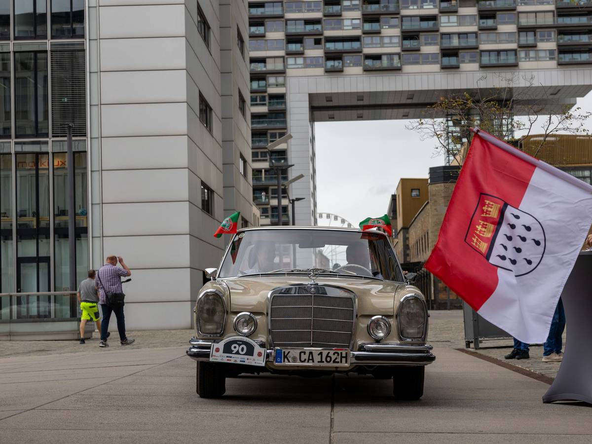 „Fastelovends Classics“ in Köln: Ein Fahrzeug steht an der Startlinie.