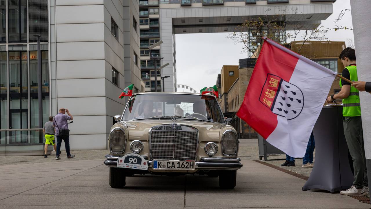 „Fastelovends Classics“ in Köln: Ein Fahrzeug steht an der Startlinie.