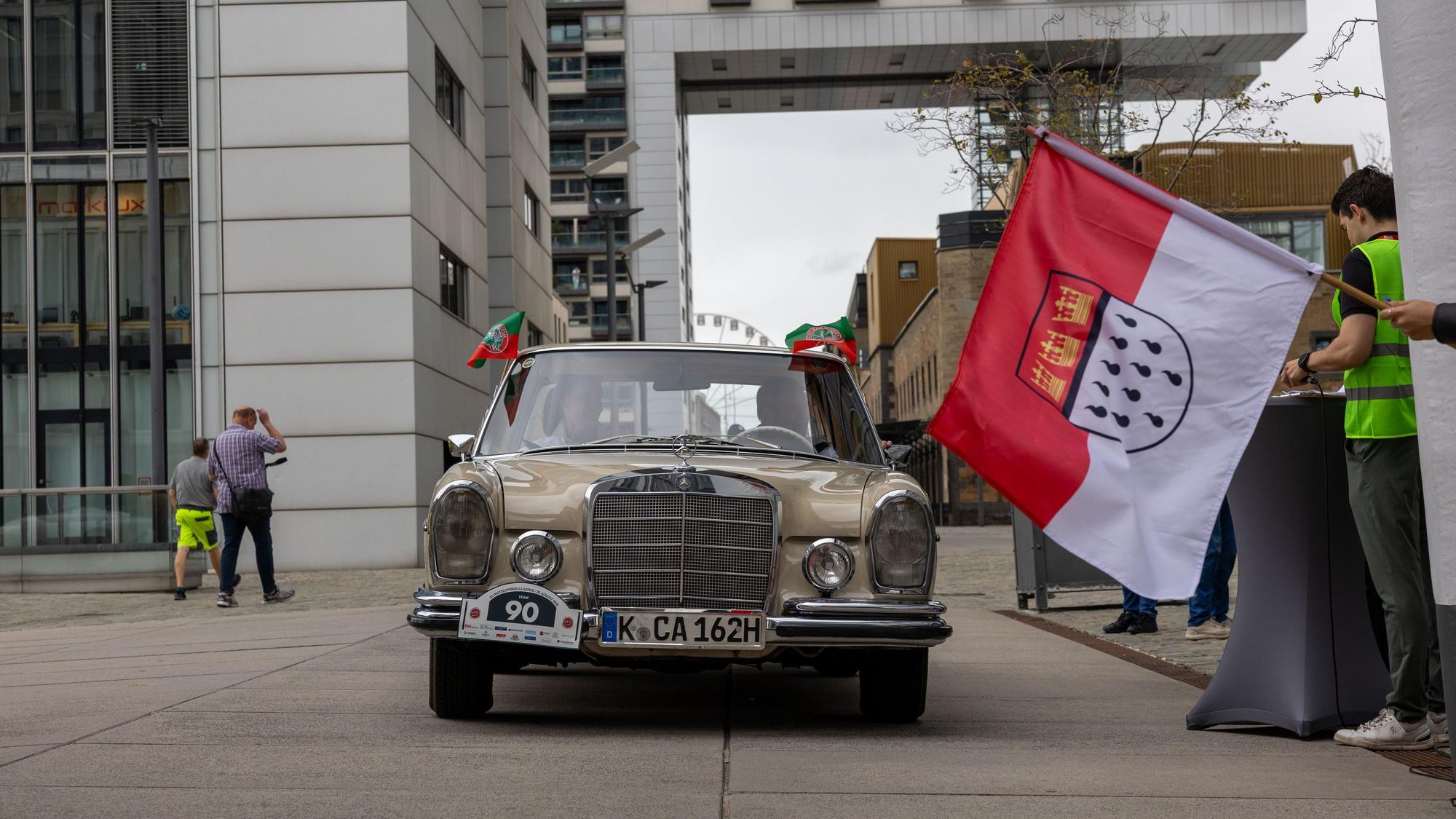 „Fastelovends Classics“ in Köln: Ein Fahrzeug steht an der Startlinie.