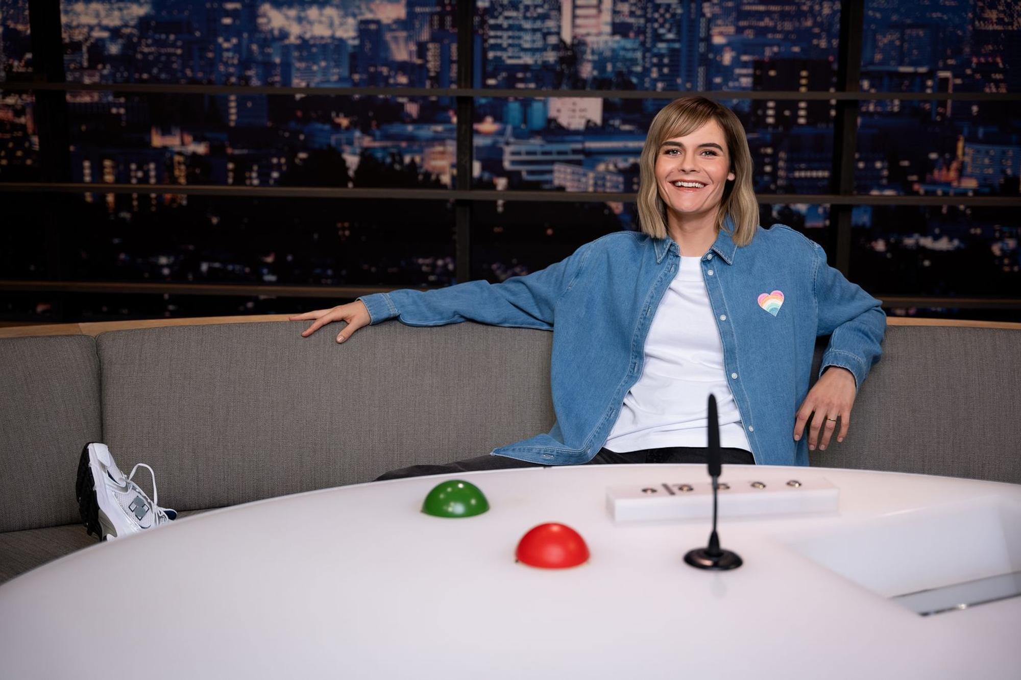 Hazel Brugger hat schon viermal bei „LOL: Last One Laughing“ teilgenommen. Beim Spin-Off „LOL Next“ sitzt nun selbst an den Buzzern. (Bild: Amazon MGM Studios)