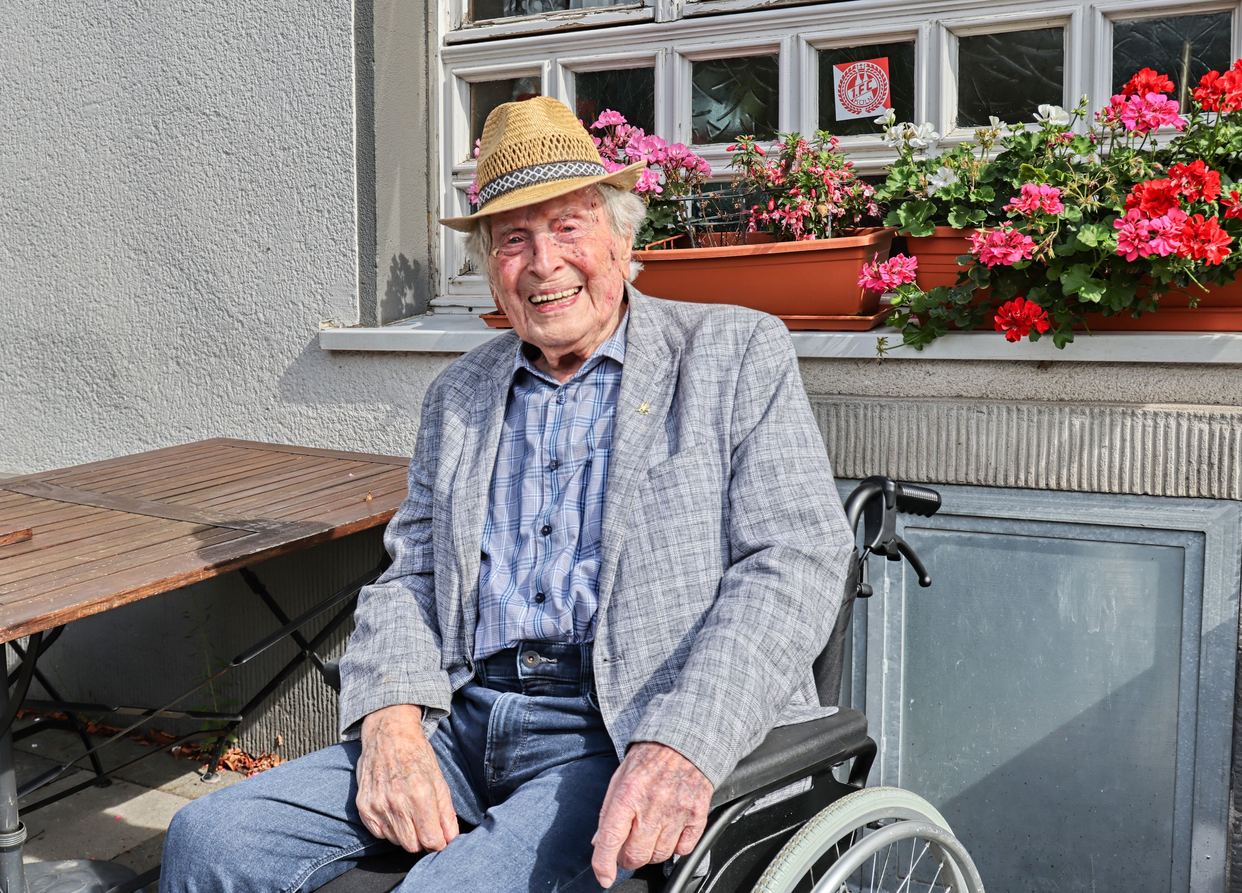 Ludwig Sebus sitzt vor seinem Lieblingslokal in Bickendorf.