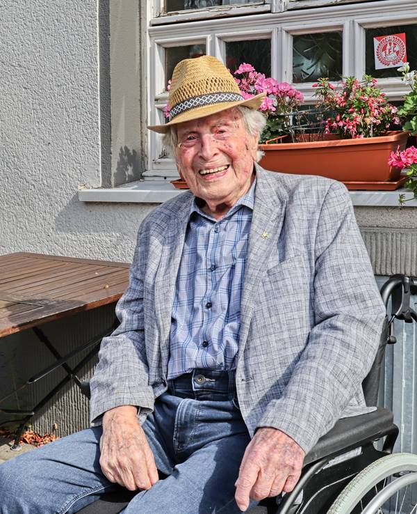 Ludwig Sebus sitzt vor seinem Lieblingslokal in Bickendorf.