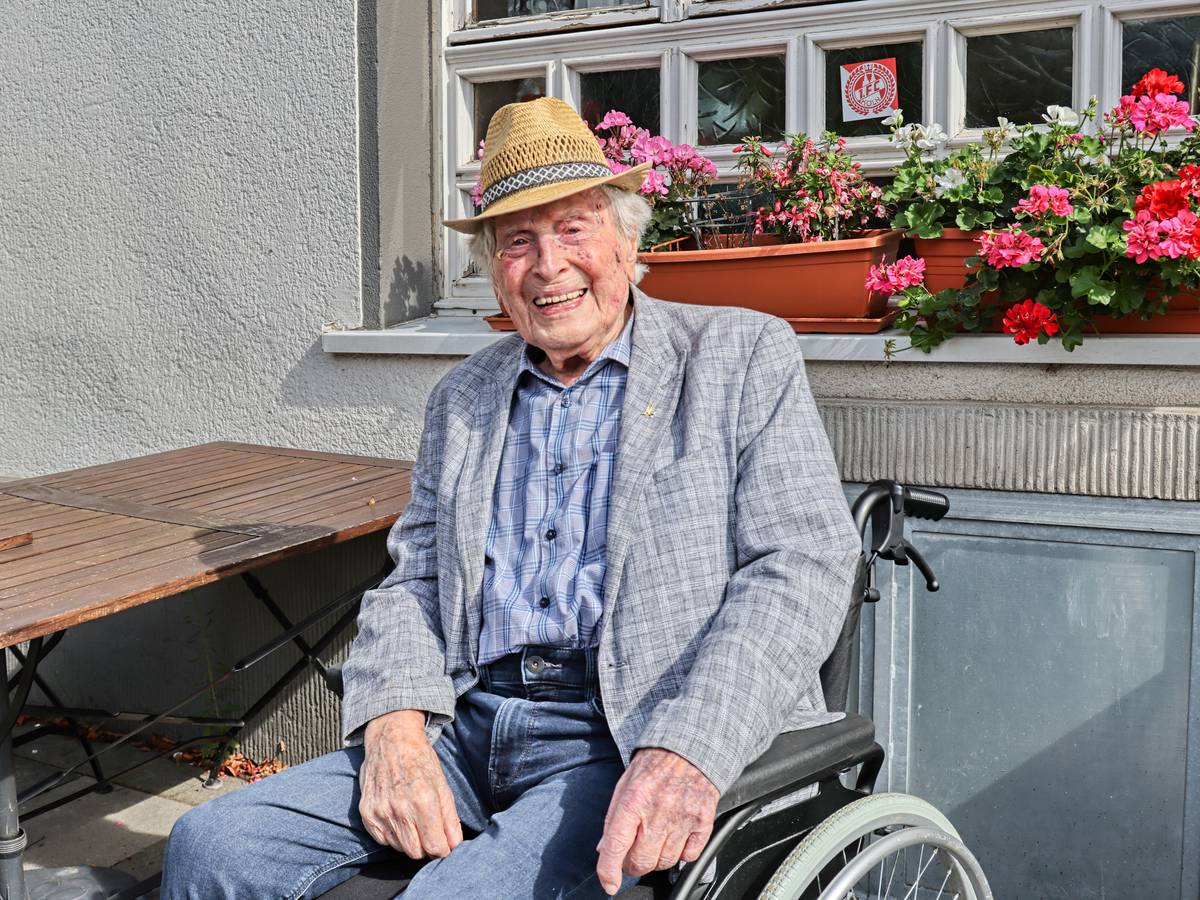 Ludwig Sebus sitzt vor seinem Lieblingslokal in Bickendorf.