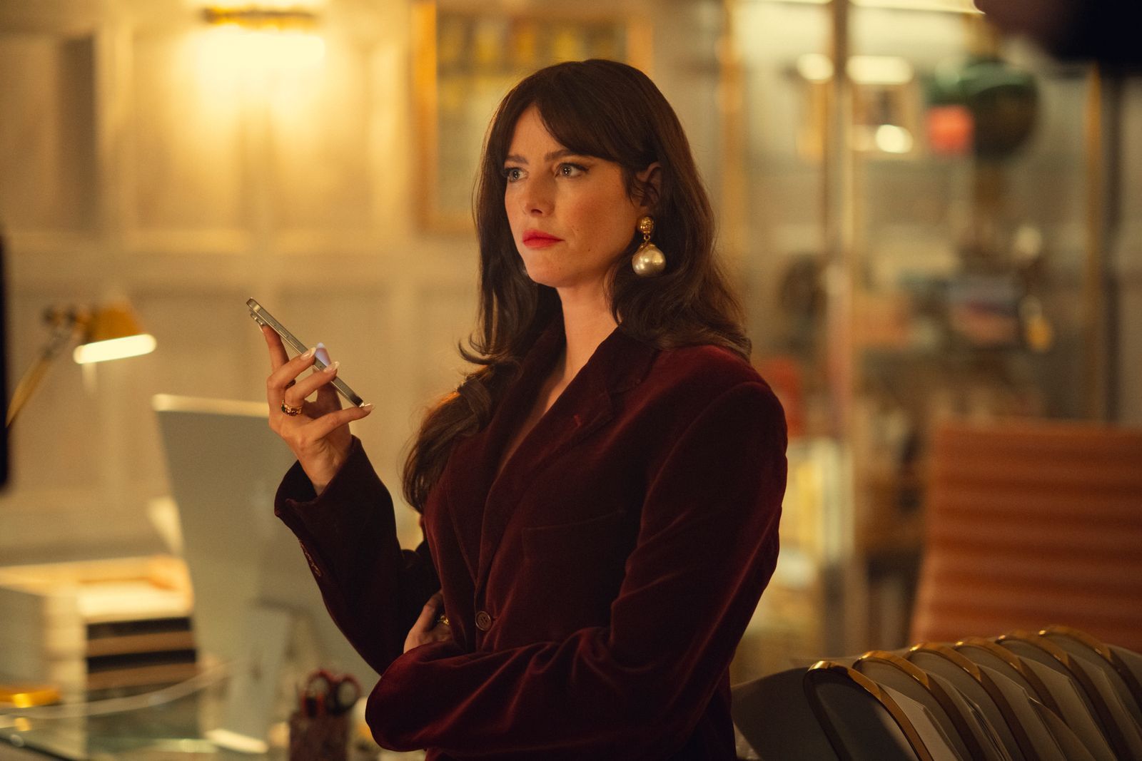 Susie Glass (Kaya Scodelario) ist die operative Leiterin der kriminellen Geschäfte ihres inhaftierten Vaters Bobby. Als eine Art Mentorin führte sie den unbescholtenen Eddie in Staffel eins in die kriminelle Unterwelt ein. Mittlerweile sind sie ein ziemlich gutes Team. Nur wo liegt ihre Loyalität, wenn es um Eddie und ihren Vater geht? (Bild: Christopher Raphael/Netflix)