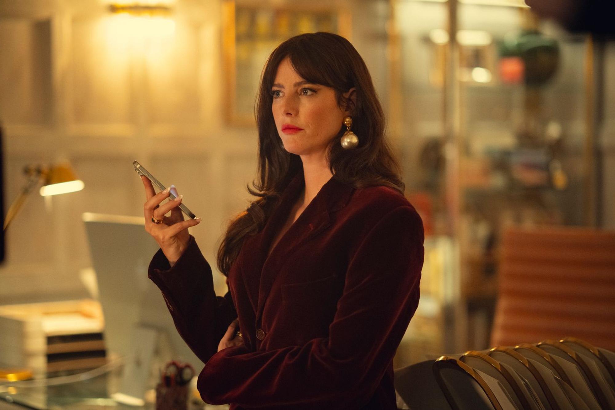 Susie Glass (Kaya Scodelario) ist die operative Leiterin der kriminellen Geschäfte ihres inhaftierten Vaters Bobby. Als eine Art Mentorin führte sie den unbescholtenen Eddie in Staffel eins in die kriminelle Unterwelt ein. Mittlerweile sind sie ein ziemlich gutes Team. Nur wo liegt ihre Loyalität, wenn es um Eddie und ihren Vater geht? (Bild: Christopher Raphael/Netflix)