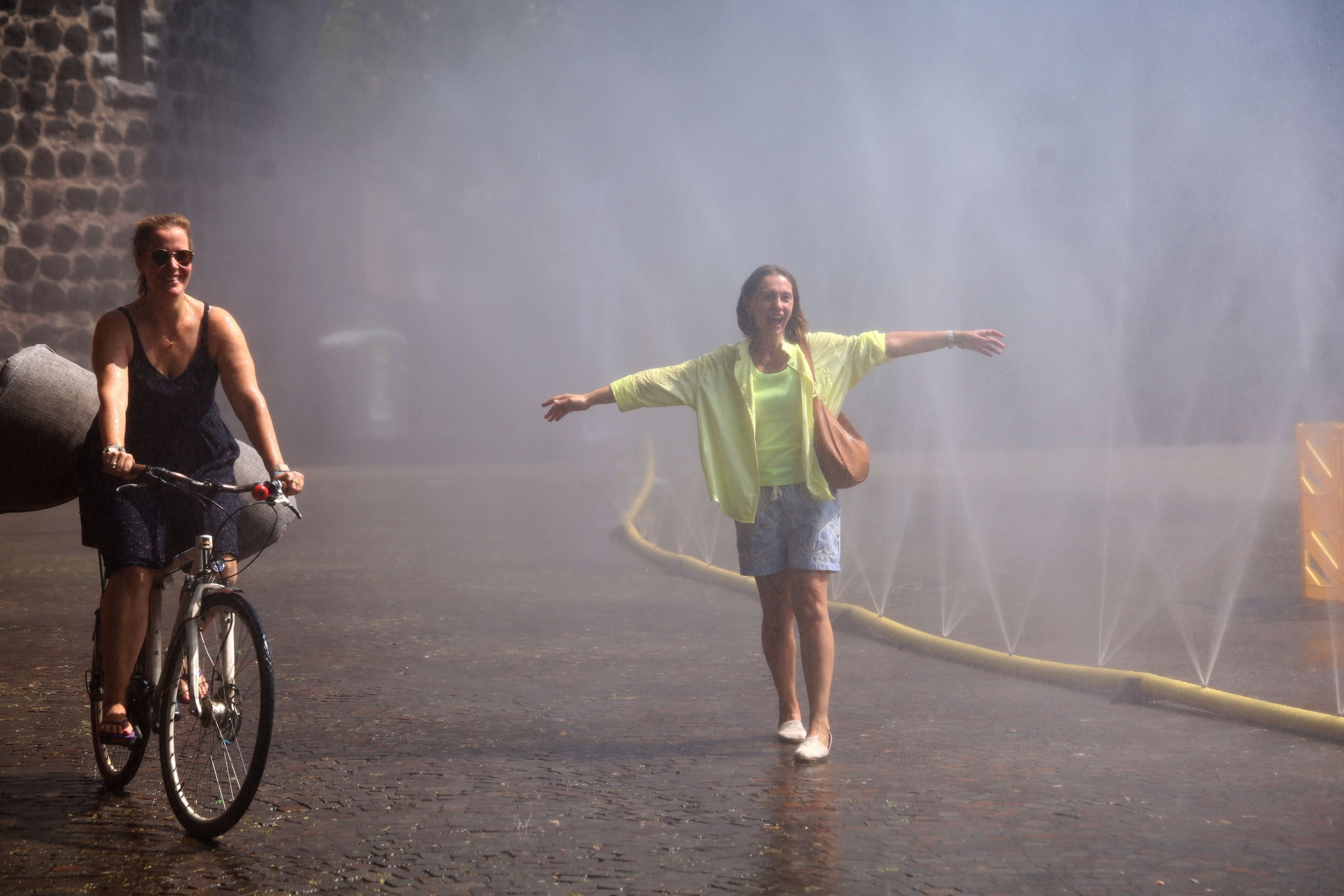 Trocken, heiß und in jeder Hinsicht rekordverdächtig: der Sommer 2026 in Nordrhein-Westfalen. Menschen suchten in Köln Mitte August auch auf dem Rudolfplatz Abkühlung.