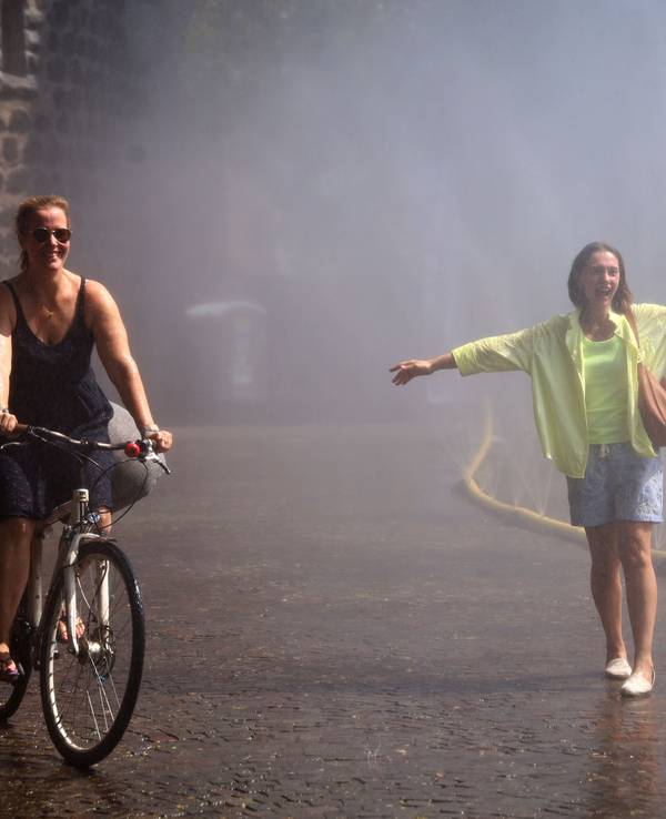Trocken, heiß und in jeder Hinsicht rekordverdächtig: der Sommer 2026 in Nordrhein-Westfalen. Menschen suchten in Köln Mitte August auch auf dem Rudolfplatz Abkühlung.