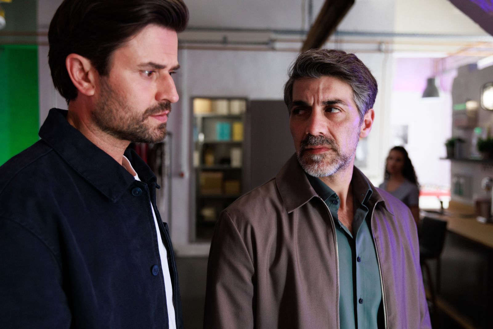 Paco (Milos Vukovic, links) und Ferhat (Harun Yildirim) sind derzeit noch bei „Unter uns“ zu sehen. RTL stellt die Produktion der Serie nun jedoch ein. (Bild: RTL / Sebastian Meyer )
