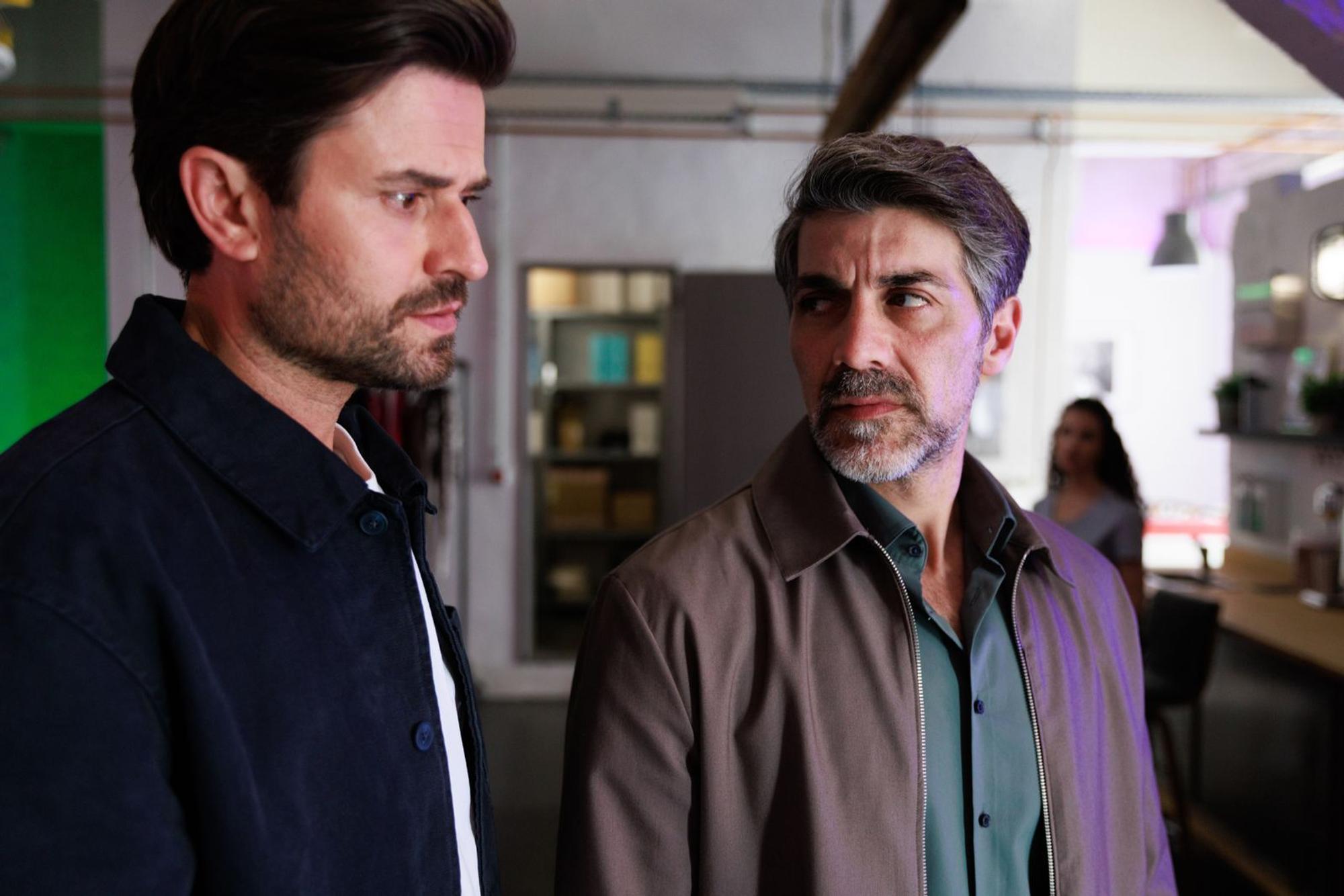 Paco (Milos Vukovic, links) und Ferhat (Harun Yildirim) sind derzeit noch bei „Unter uns“ zu sehen. RTL stellt die Produktion der Serie nun jedoch ein. (Bild: RTL / Sebastian Meyer )