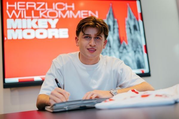 Mikey Moore unterschreibt einen Vertrag.