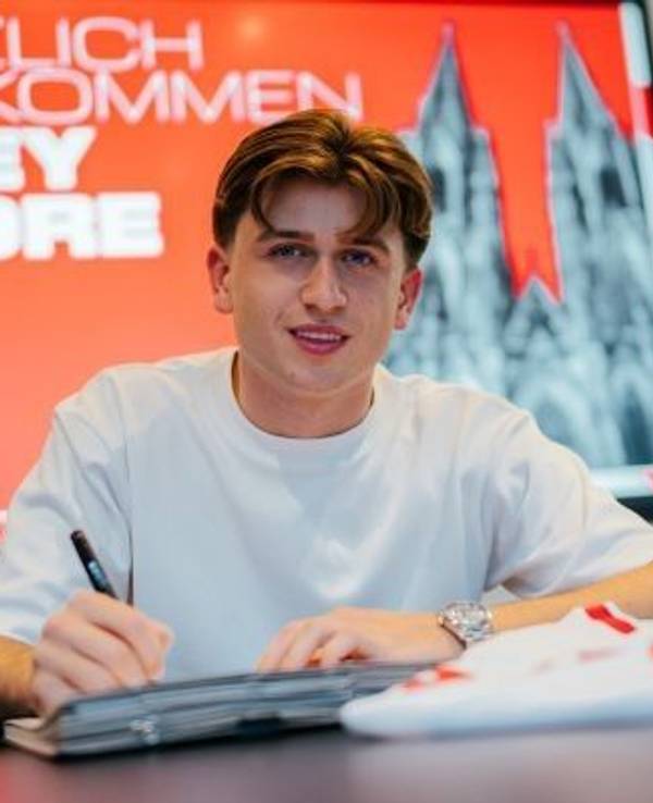 Mikey Moore unterschreibt einen Vertrag.