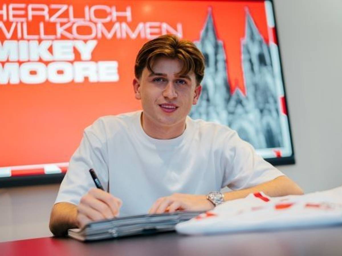 Mikey Moore unterschreibt einen Vertrag.