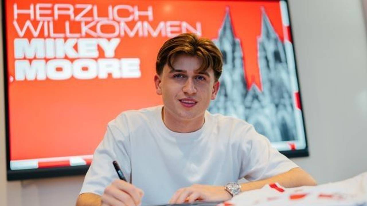 Mikey Moore unterschreibt einen Vertrag.