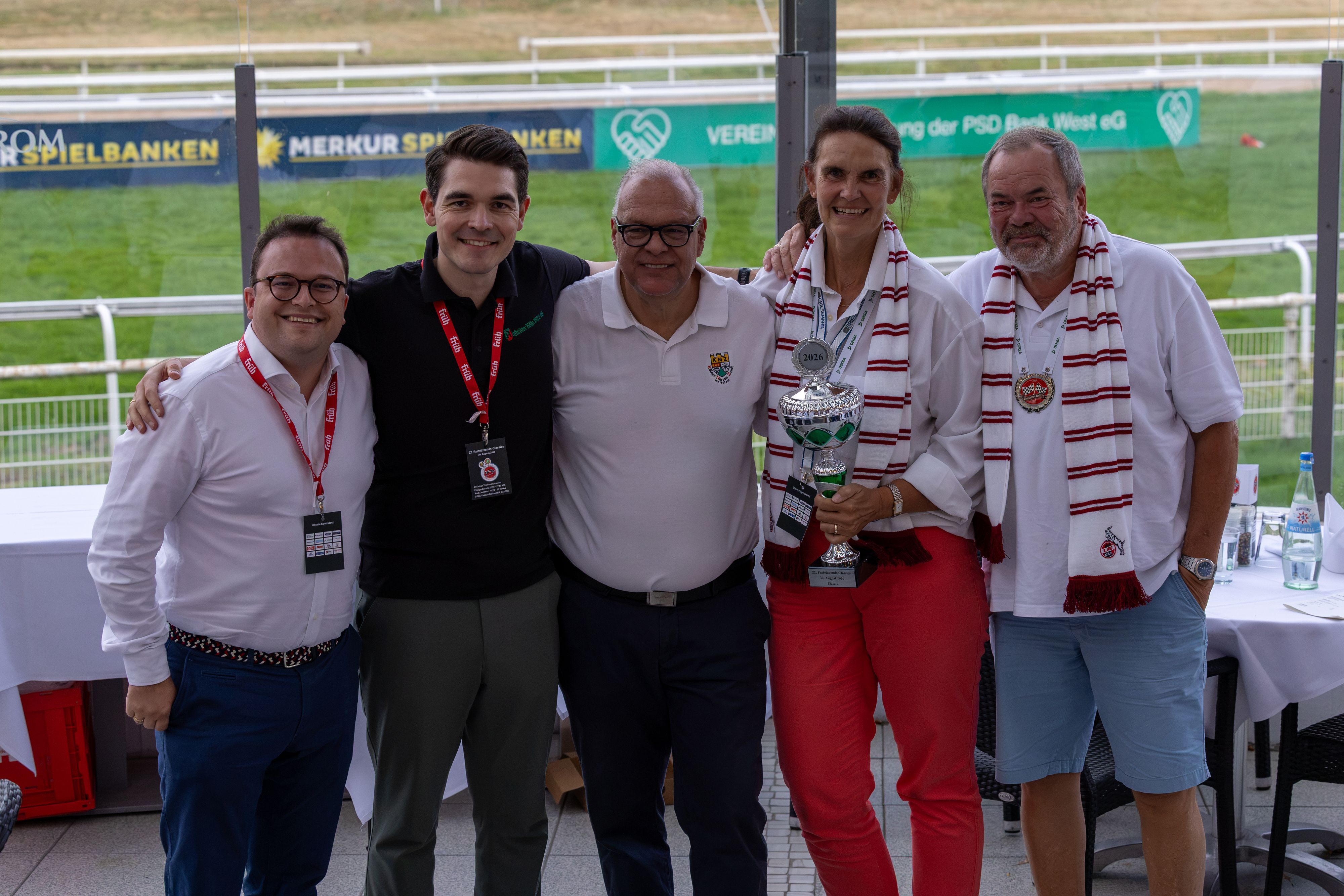 Björn Braun, Philipp Lersch und Andreas Juchem bei der Siegerehrung mit Gabi und Ingo Sieger.