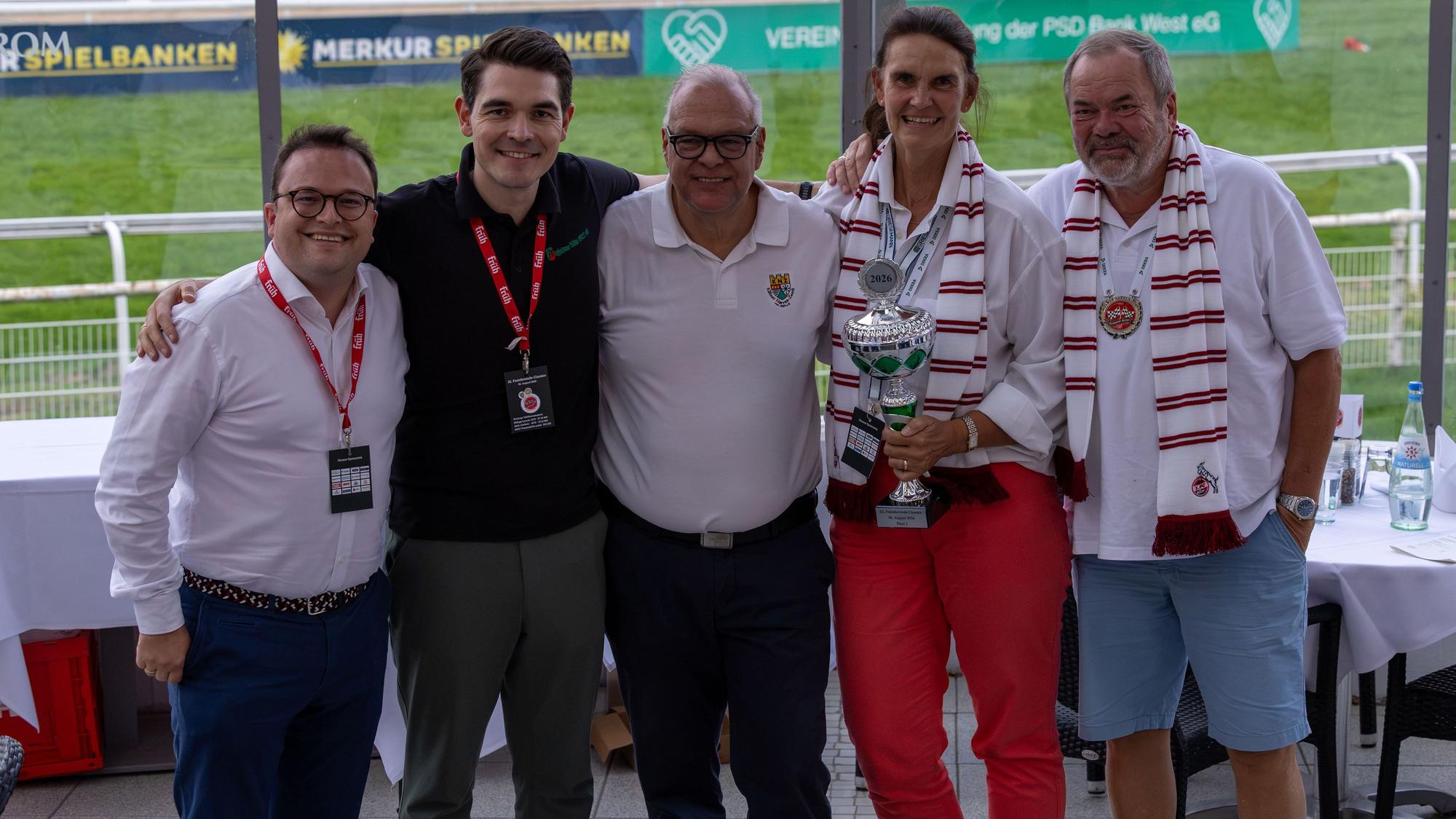 Björn Braun, Philipp Lersch und Andreas Juchem bei der Siegerehrung mit Gabi und Ingo Sieger.