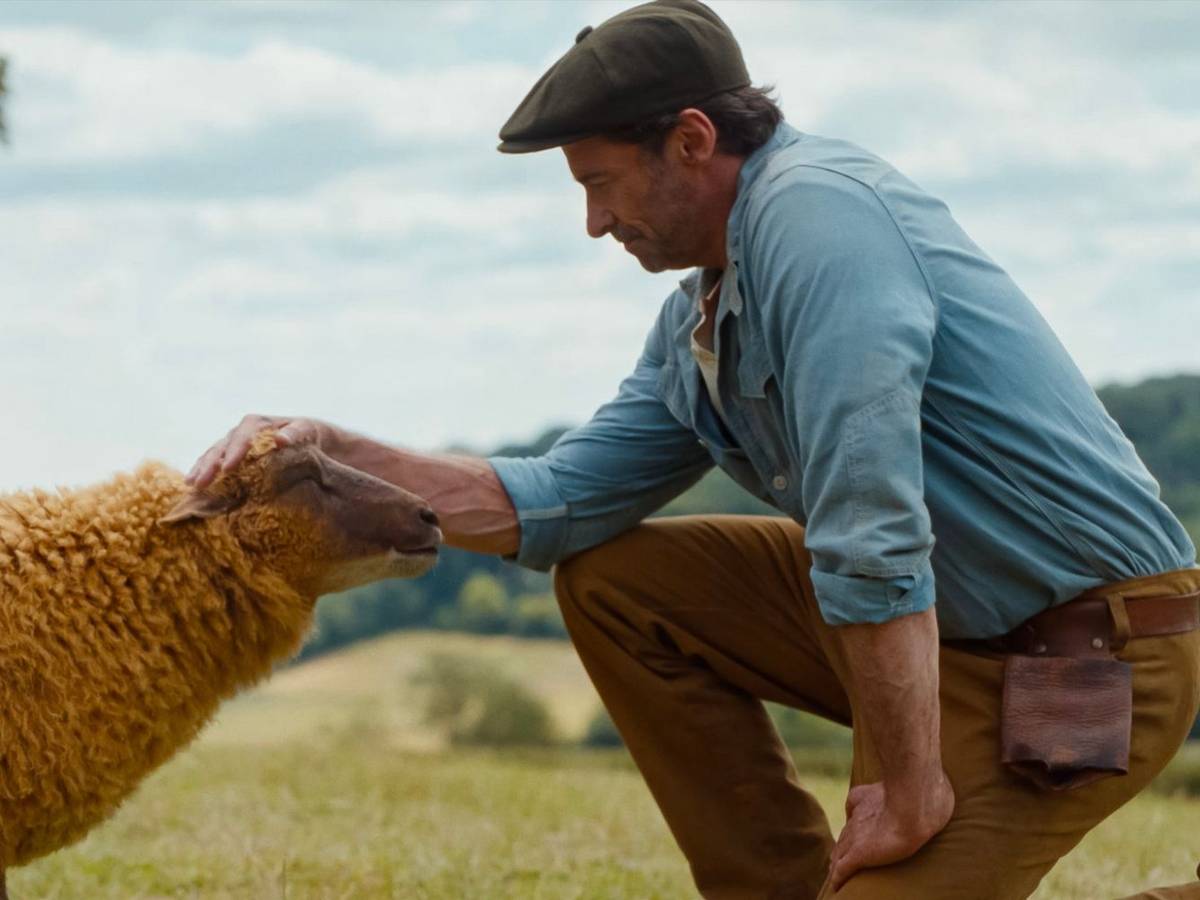 Schäfer George (Hugh Jackman) liebt seine Schafe sehr - und sie lieben ihn. (Bild: Plaion Pictures/2025 Amazon Content Services LLC)