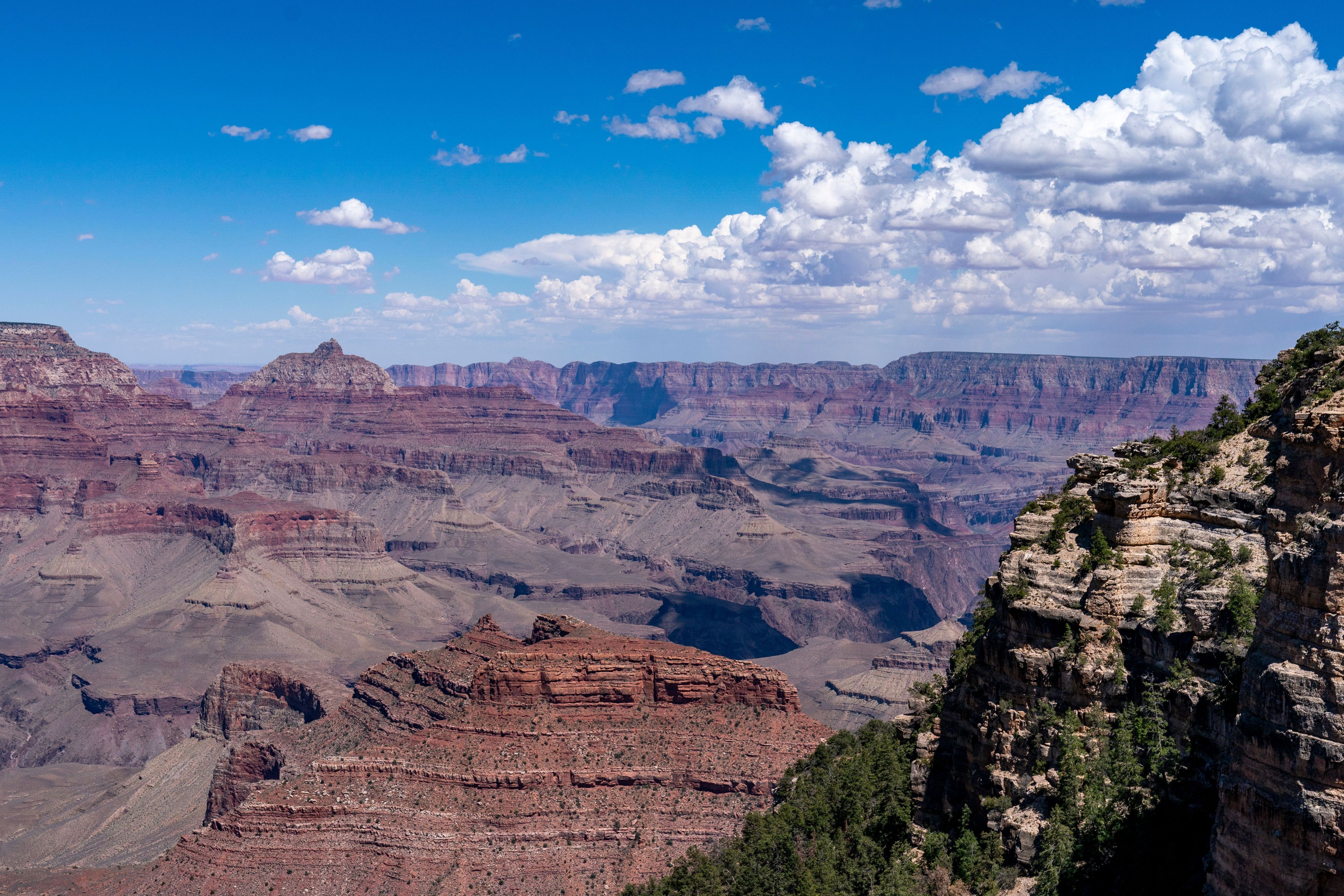 Wolken ziehen über den South Rim des Grand Canyon National Park in Grand Canyon Village.