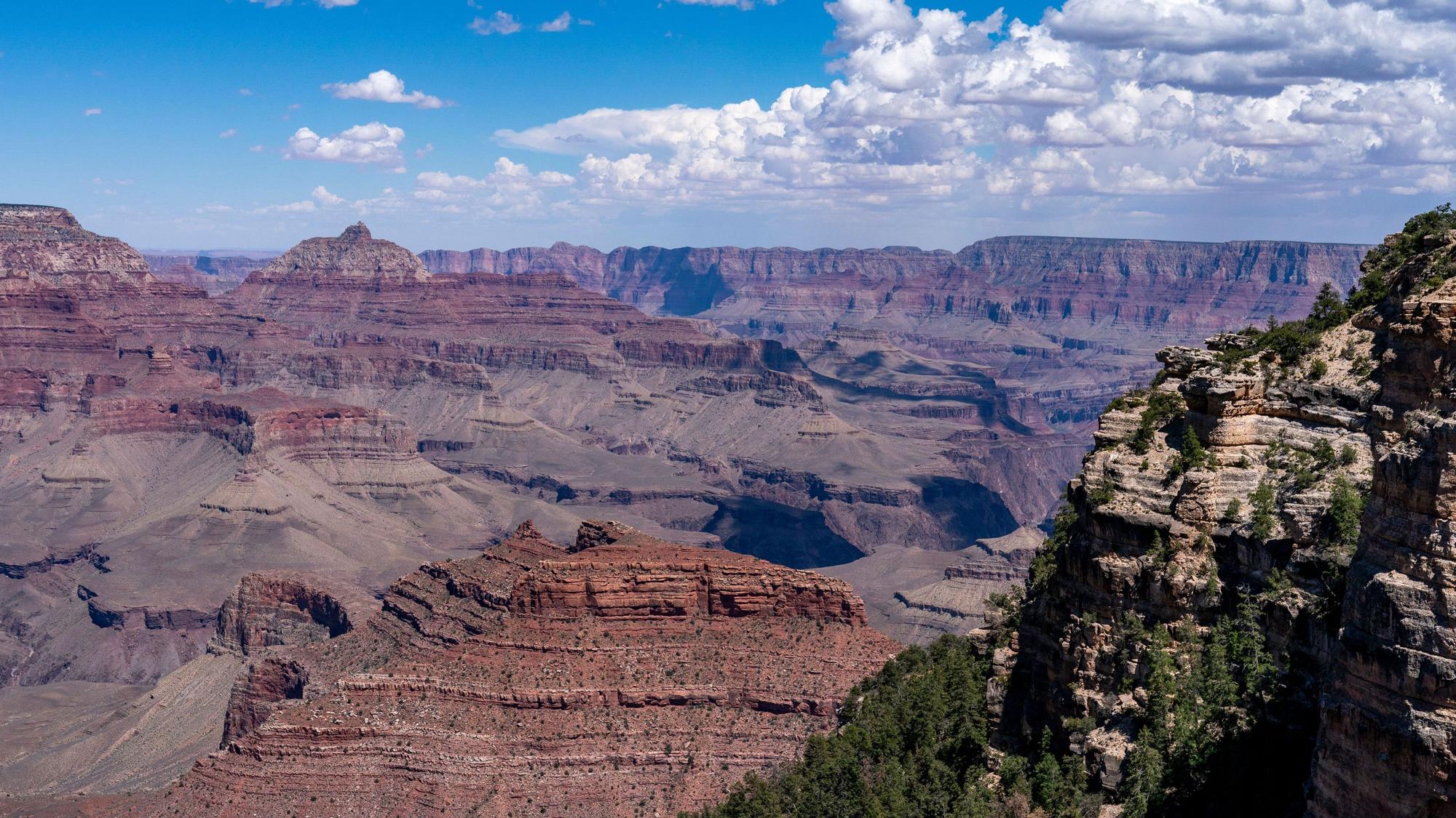 Wolken ziehen über den South Rim des Grand Canyon National Park in Grand Canyon Village.