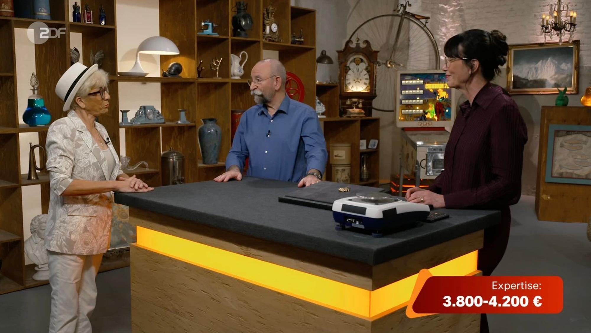 Für die 750er-Goldbrosche wünschte sich Heidi nach der Expertise 4.500 Euro. (Bild: ZDF)