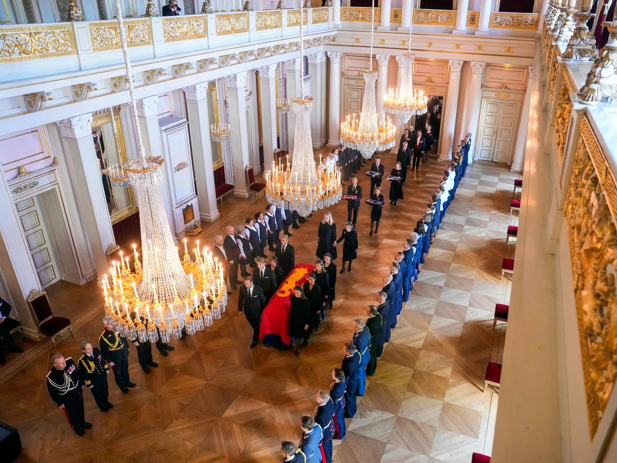Der Sarg von König Harald V. von Norwegen wird von Mitgliedern der königlichen Familie aus dem Roten Salon in die Schlosskapelle in Oslo überführt. In der Mitte kann man Mette-Marit und Sonja Hand in Hand erkennen.