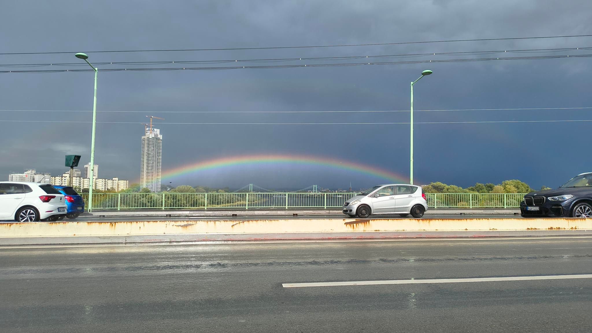 Punkt 16.10 Uhr auf der Zoobrücke: Köln hat jetzt eine Regenbogenbrücke.