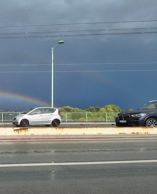Punkt 16.10 Uhr auf der Zoobrücke: Köln hat jetzt eine Regenbogenbrücke.