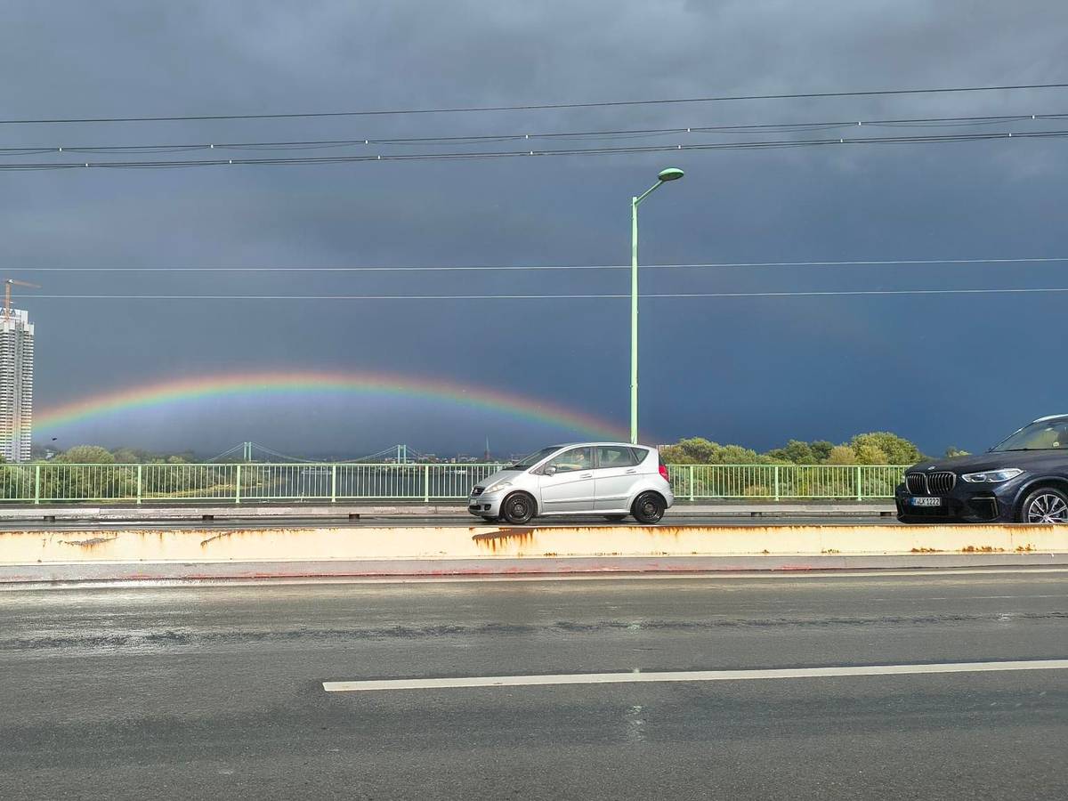 Punkt 16.10 Uhr auf der Zoobrücke: Köln hat jetzt eine Regenbogenbrücke.