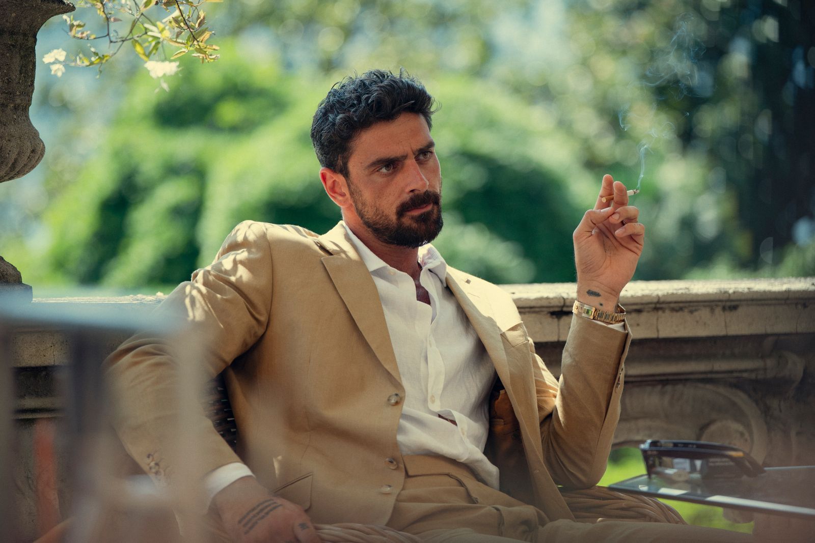 Kann man ihm trauen? Francesco „Cico“ Maldini (Michele Morrone) arbeitet für den Paten Moretti und fungiert als Verbindungsmann zwischen diesem und Eddie und Susie. (Bild: Matt Towers/Netflix)