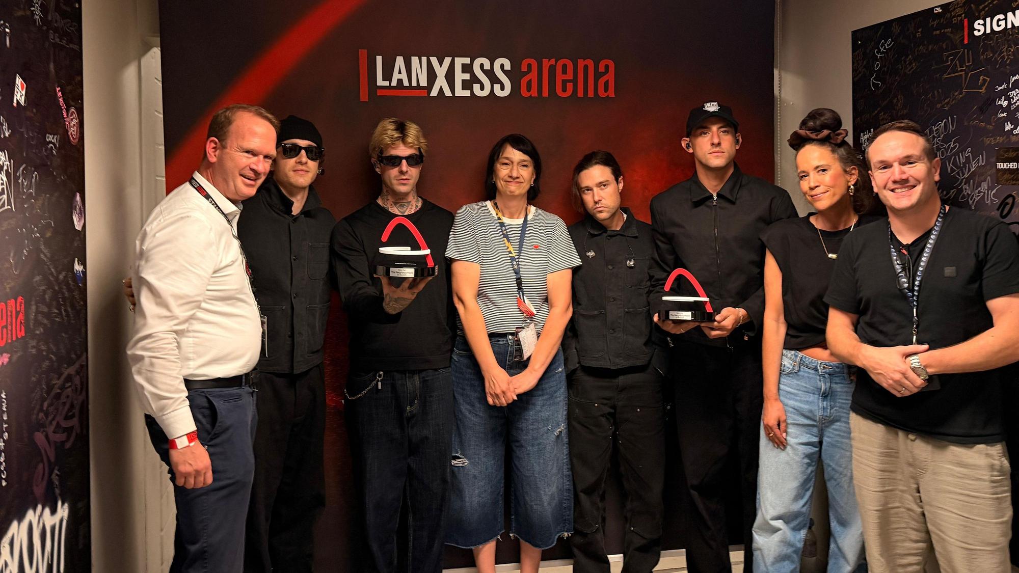 Übergabe des Sold-out-Awards an The Neighbourhood.