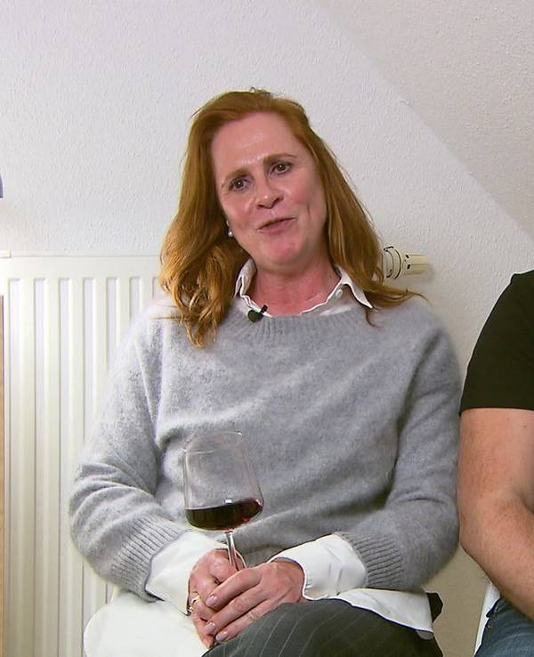 Der dicke Wollpulli wird Maike im Lauf des Abends noch zum Verhängnis.
(Bild: RTL)