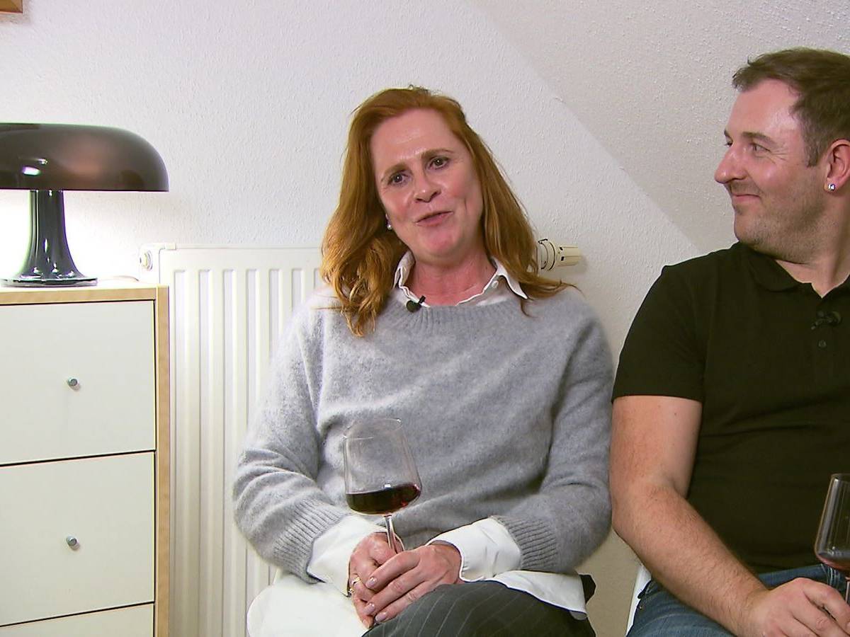 Der dicke Wollpulli wird Maike im Lauf des Abends noch zum Verhängnis.
(Bild: RTL)