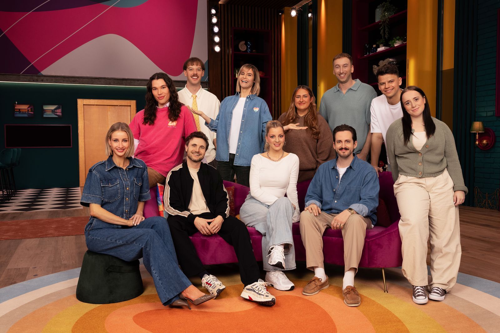 Können sie sich das Lachen verkneifen? Vorne von links: Alina Bock, Phil Laude, Laura Larsson, Marti Fischer und Maria Ziffy. Hinten: Helge Mark, Adrian Vogt alias Aditotoro, Host Hazel Brugger, Selfiesandra, Torge Oelrich aka freshtorge und Paul „Paulomuc“ Luca Fischer. (Bild: Amazon MGM Studios)