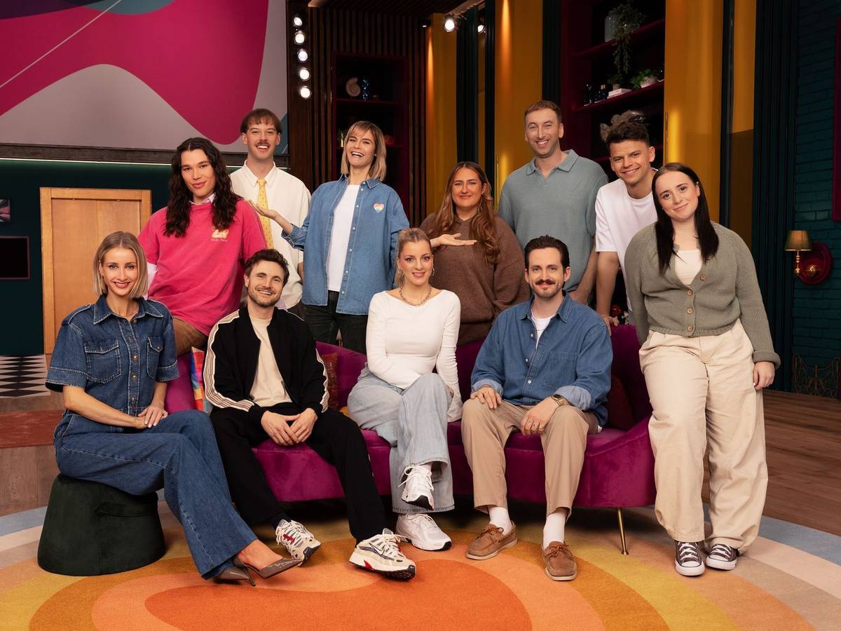 Können sie sich das Lachen verkneifen? Vorne von links: Alina Bock, Phil Laude, Laura Larsson, Marti Fischer und Maria Ziffy. Hinten: Helge Mark, Adrian Vogt alias Aditotoro, Host Hazel Brugger, Selfiesandra, Torge Oelrich aka freshtorge und Paul „Paulomuc“ Luca Fischer. (Bild: Amazon MGM Studios)