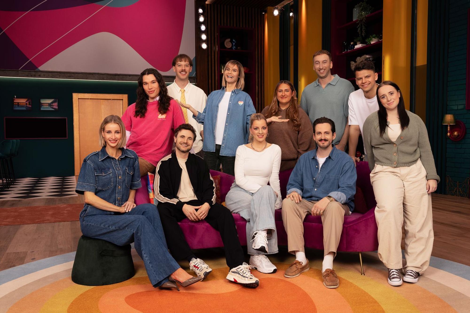 Können sie sich das Lachen verkneifen? Vorne von links: Alina Bock, Phil Laude, Laura Larsson, Marti Fischer und Maria Ziffy. Hinten: Helge Mark, Adrian Vogt alias Aditotoro, Host Hazel Brugger, Selfiesandra, Torge Oelrich aka freshtorge und Paul „Paulomuc“ Luca Fischer. (Bild: Amazon MGM Studios)