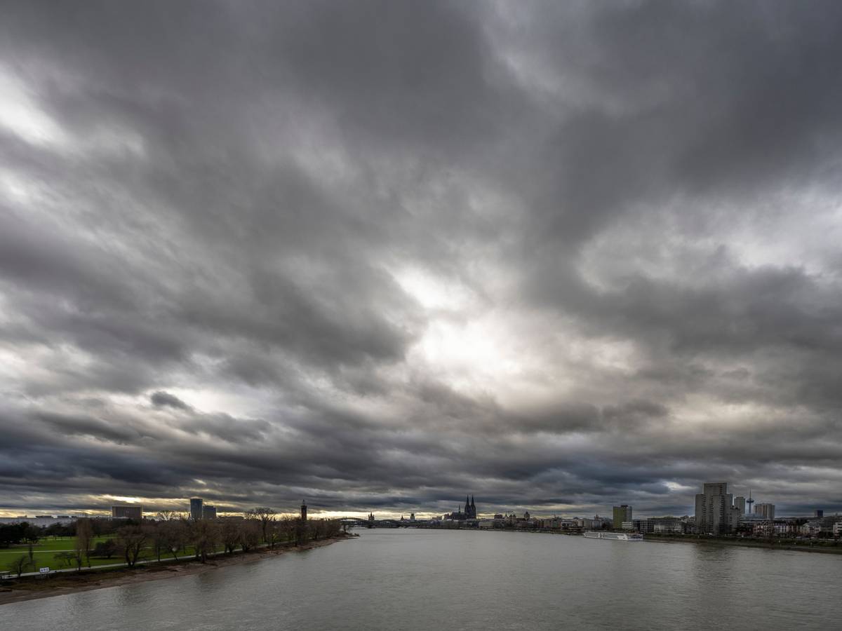 Wolken am Himmel über dem Rhein in Köln.