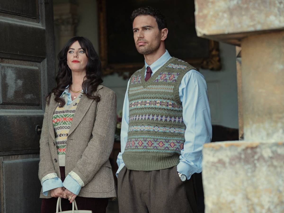 Susie (Kaya Scodelario) und Eddie (Theo James) haben große Pläne, die sie bis nach Italien führen. Die Frage ist nur: Sitzen sie und Susies Vater Bobby noch im selben Boot? (Bild: Christopher Raphael/Netflix)