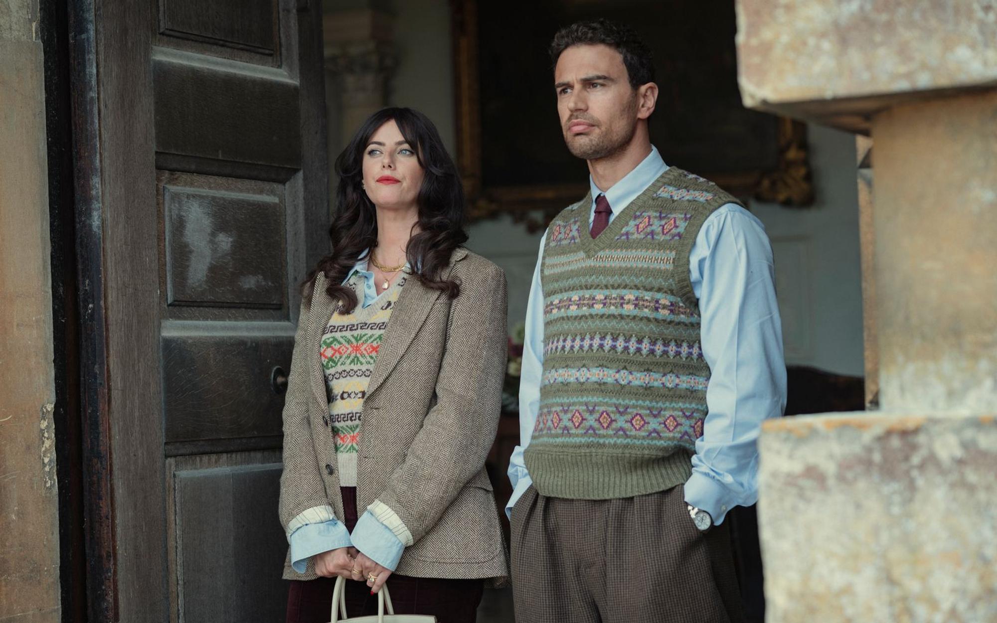 Susie (Kaya Scodelario) und Eddie (Theo James) haben große Pläne, die sie bis nach Italien führen. Die Frage ist nur: Sitzen sie und Susies Vater Bobby noch im selben Boot? (Bild: Christopher Raphael/Netflix)