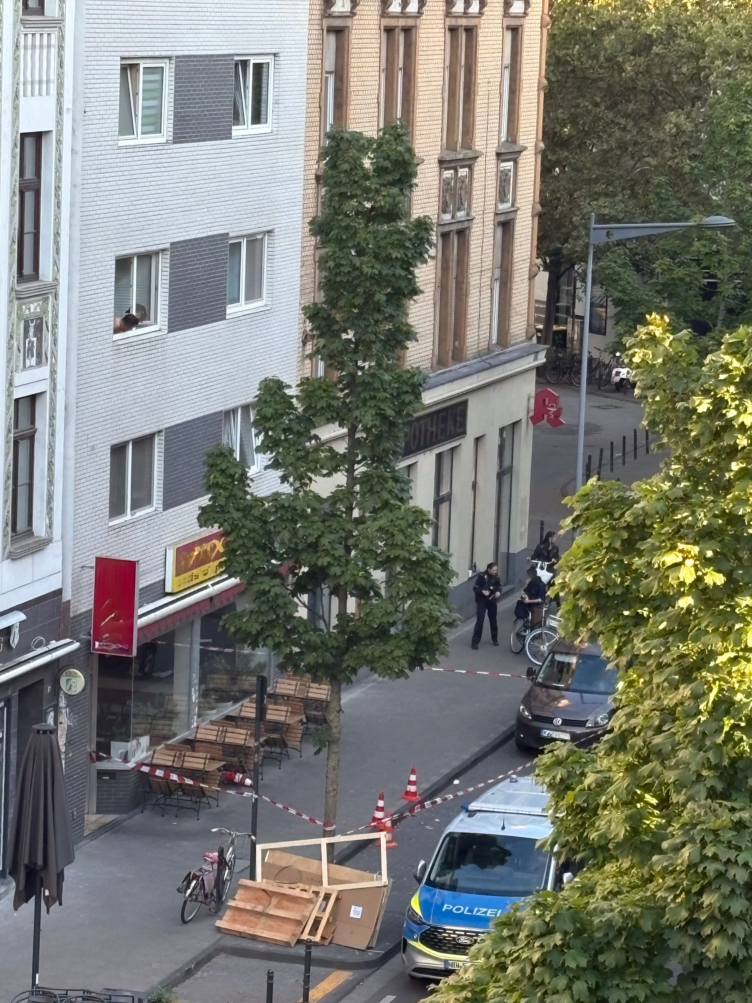 Um ein Restaurant hat die Polizei Flatterband gespannt.