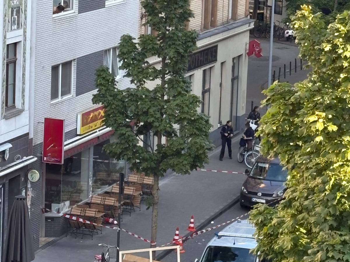 Um ein Restaurant hat die Polizei Flatterband gespannt.