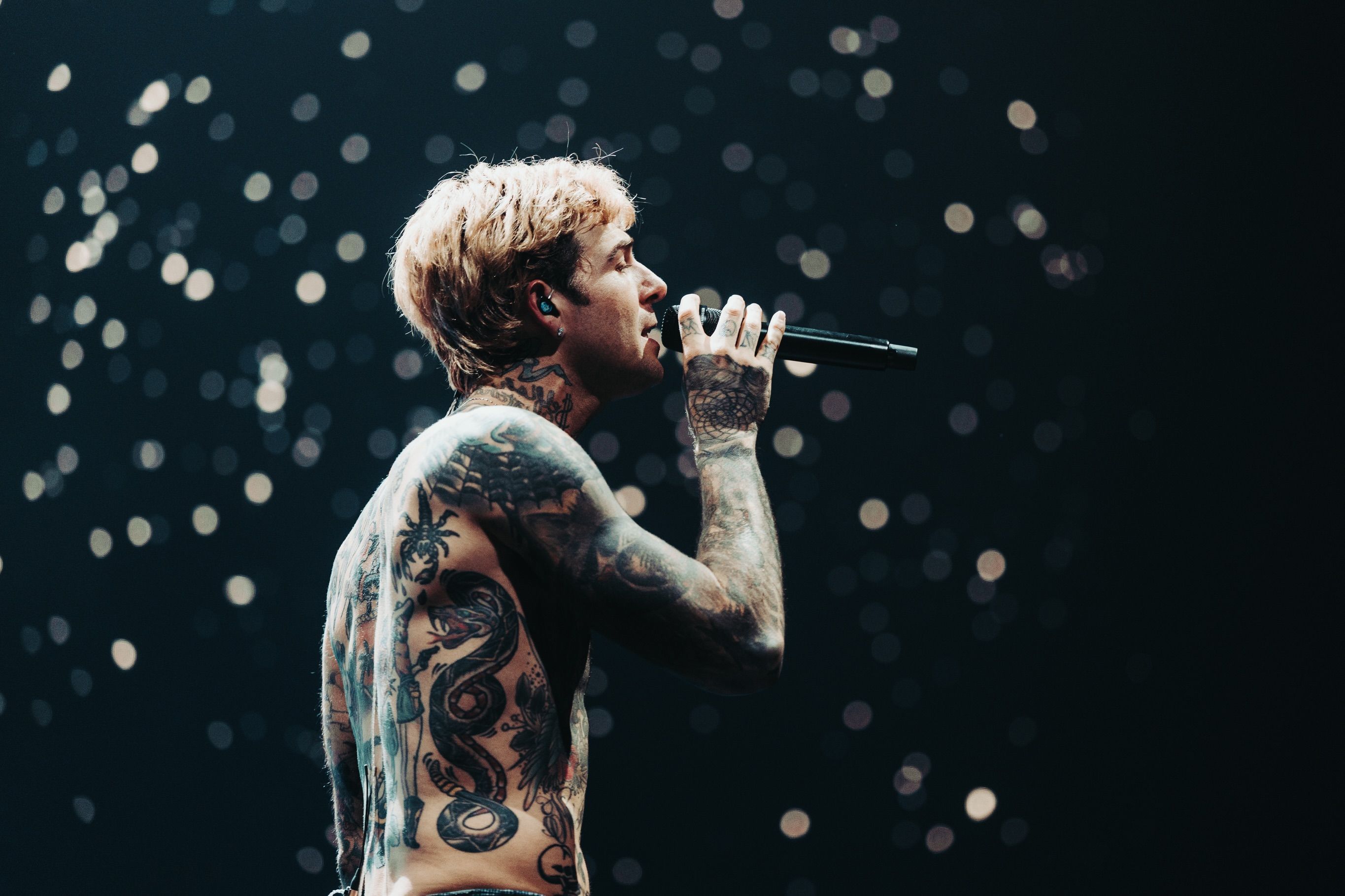 Jesse Rutherford von der Band The Neighbourhood auf der Bühne.